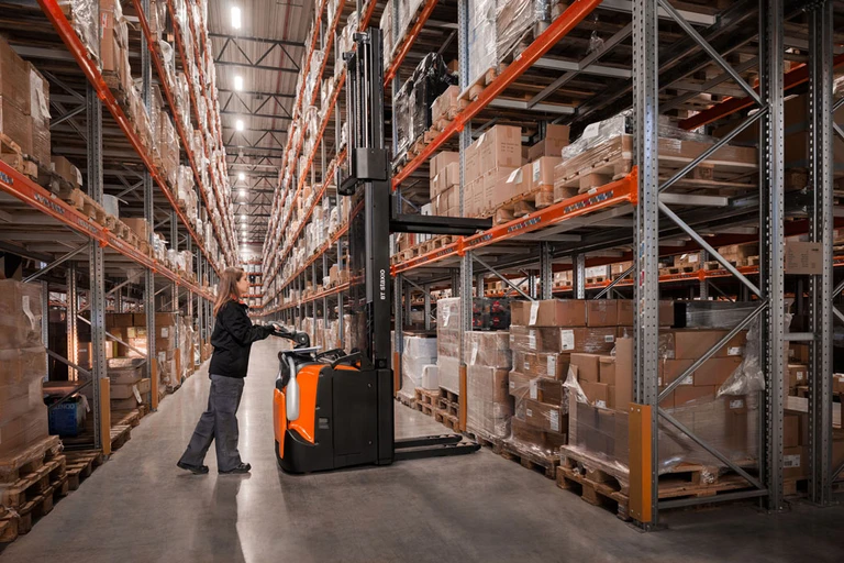 BT Staxio con pedana operatore 1.6t - Immagine 5